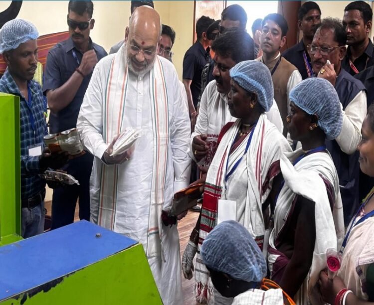 केंद्रीय गृहमंत्री श्री अमित शाह ने चखा बस्तर की इमली का स्वाद बोले यहां की इमली का स्वाद खट्टा नहीं बल्कि मीठा