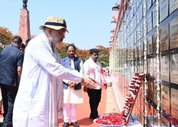 केंद्रीय गृहमंत्री श्री अमित शाह ने अमर वाटिका में शहीदों को दी श्रद्धांजलि, परिजनों से की आत्मीय मुलाकात