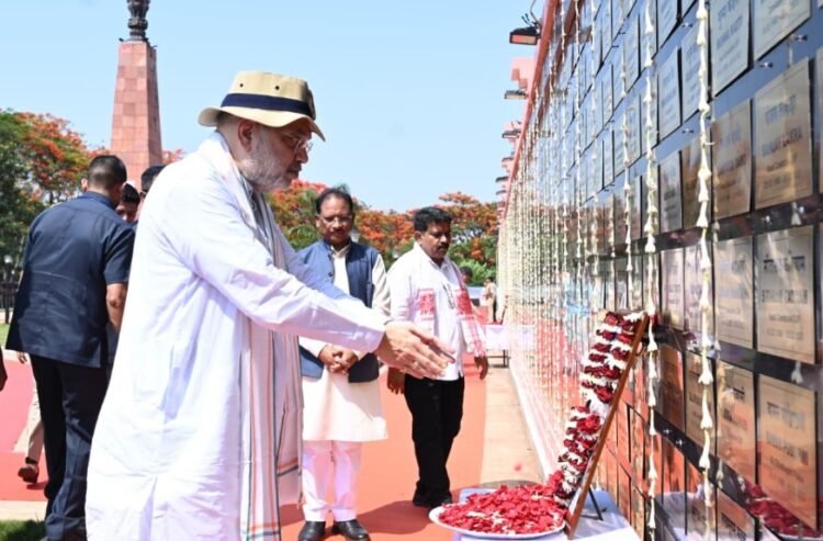 केंद्रीय गृहमंत्री श्री अमित शाह ने अमर वाटिका में शहीदों को दी श्रद्धांजलि, परिजनों से की आत्मीय मुलाकात