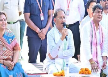 ’मुख्यमंत्री श्री विष्णु देव साय ने बरगद के पेड़ के नीचे लगाई चौपाल, सुनी ग्रामीणों की समस्याएं’