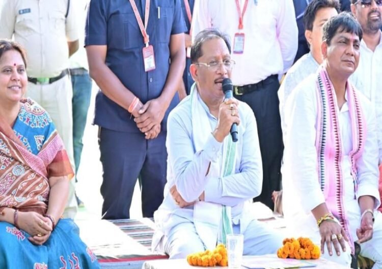 ’मुख्यमंत्री श्री विष्णु देव साय ने बरगद के पेड़ के नीचे लगाई चौपाल, सुनी ग्रामीणों की समस्याएं’