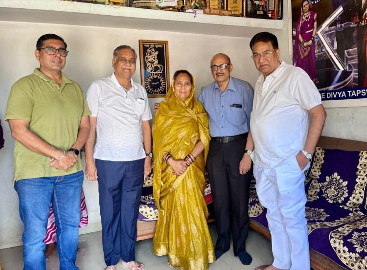 पद्मश्री फूलबासन बाई से मिले उदयाचल के सदस्य, सुरक्षा के लिए घर में लगेंगे सीसीटीवी कैमरे