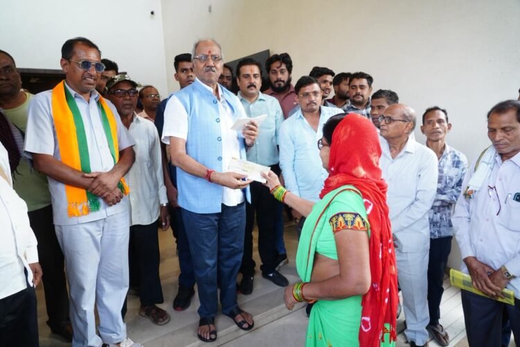 न धन की कमी से रुकेगी पढ़ाई, न इलाज : सांसद बृजमोहन ने 200 हितग्राहियों को दिए 20 लाख के अनुदान