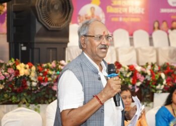 भीषण गर्मी में जनता को राहत दिलाने मैदान में उतरे सांसद बृजमोहन, अधिकारियों को लगाई फटकार