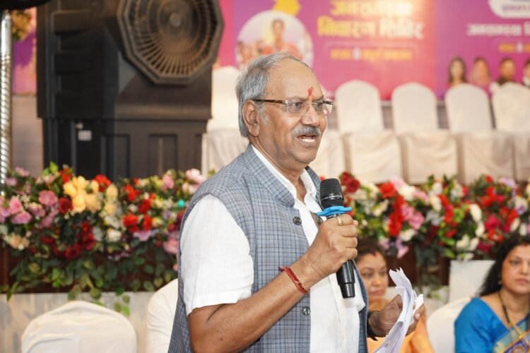 भीषण गर्मी में जनता को राहत दिलाने मैदान में उतरे सांसद बृजमोहन, अधिकारियों को लगाई फटकार