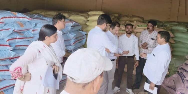 किसानों को राहत: अब रासायनिक खाद के साथ हरी खाद और बीज भी उपलब्ध