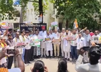 सरकारी स्कूलों में स्थानीय शुल्क बढ़ाए जाने के विरोध में कांग्रेस का विरोध प्रदर्शन, रायपुर में शिक्षा विभाग कार्यालय का घेराव कर आदेश वापस लेने की मांग