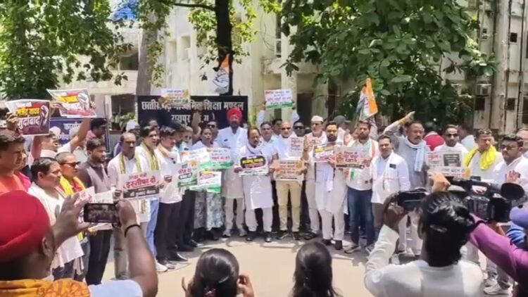 सरकारी स्कूलों में स्थानीय शुल्क बढ़ाए जाने के विरोध में कांग्रेस का विरोध प्रदर्शन, रायपुर में शिक्षा विभाग कार्यालय का घेराव कर आदेश वापस लेने की मांग