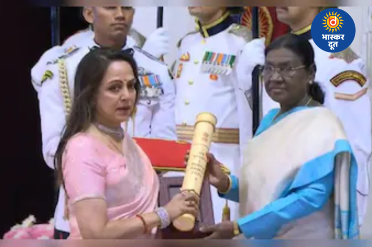 दिवंगत एक्टर धर्मेंद्र को मिला ‘पद्म विभूषण’, भावुक हुआ परिवार; बेटी अहाना फूट-फूटकर रोईं, हेमा मालिनी की आंखें भी हुईं नम