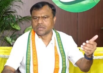मजदूर दिवस पर कांग्रेस ने खाया बोरे-बासी, प्रदेश कांग्रेस अध्यक्ष दीपक बैज का आरोप- “श्रमिक विरोधी है बीजेपी”