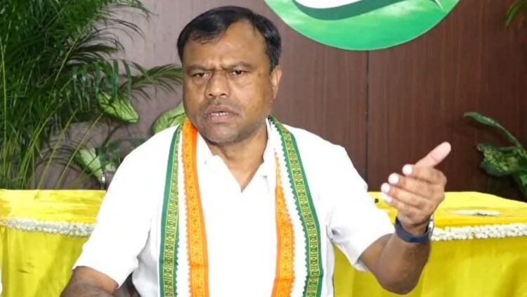मजदूर दिवस पर कांग्रेस ने खाया बोरे-बासी, प्रदेश कांग्रेस अध्यक्ष दीपक बैज का आरोप- “श्रमिक विरोधी है बीजेपी”