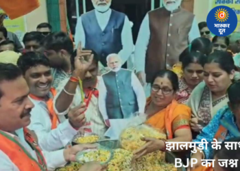 झालमुड़ी के साथ BJP का जश्न: खंडवा में PM मोदी की तस्वीर के सामने बांटी गई झालमुड़ी, आतिशबाजी के बीच लहराए झंडे