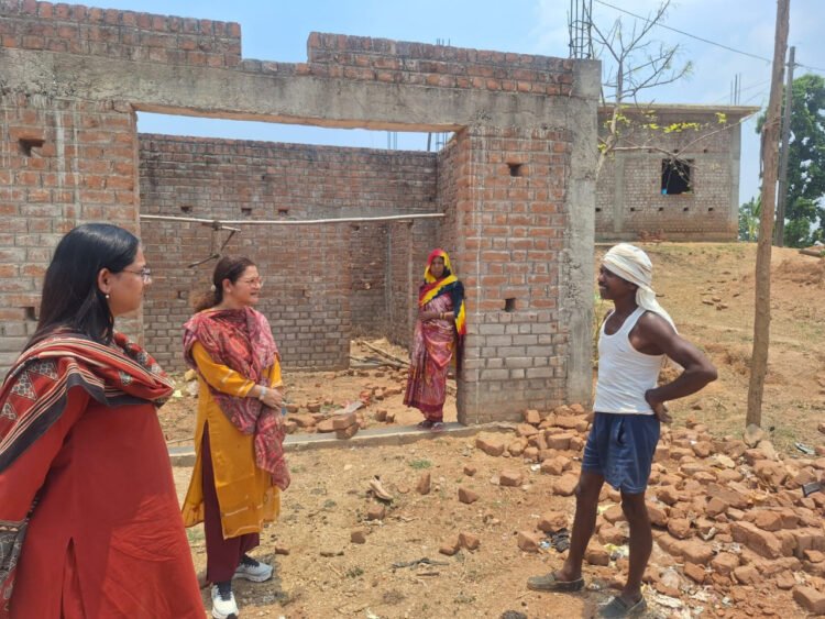 मैदान में उतरीं कलेक्टर, सड़क, जल संरक्षण और आवास कार्यों की हकीकत परखी