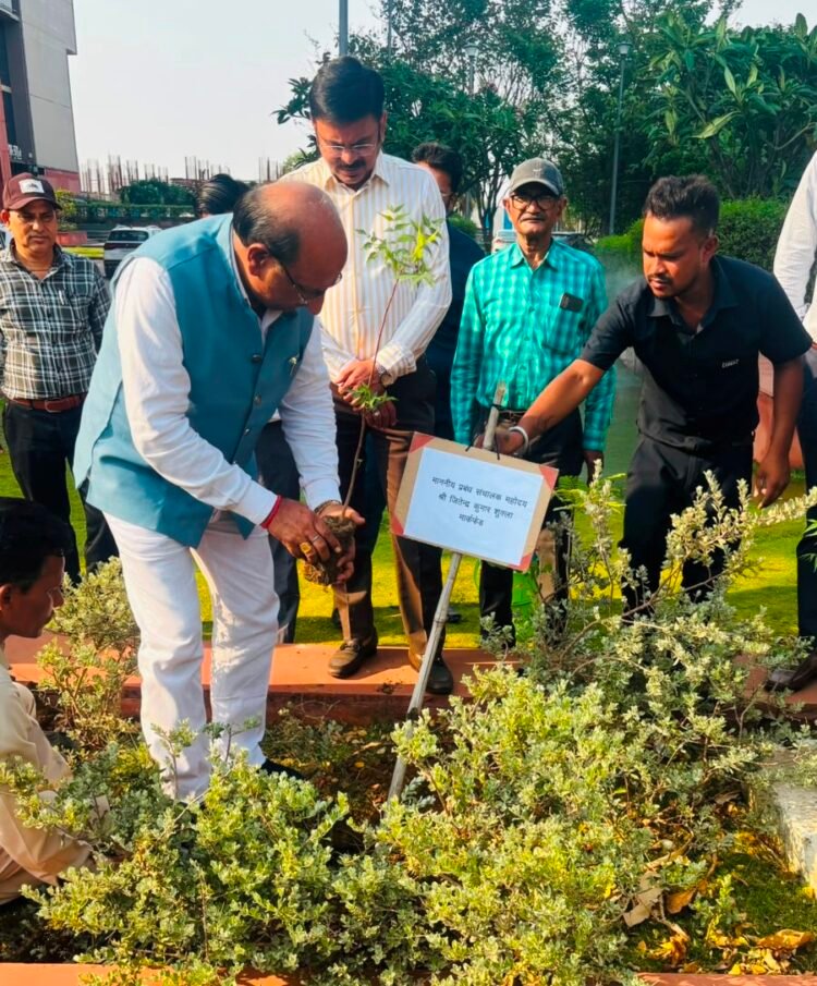 पर्यावरण दिवस पर मार्कफेड में वृक्षारोपण
