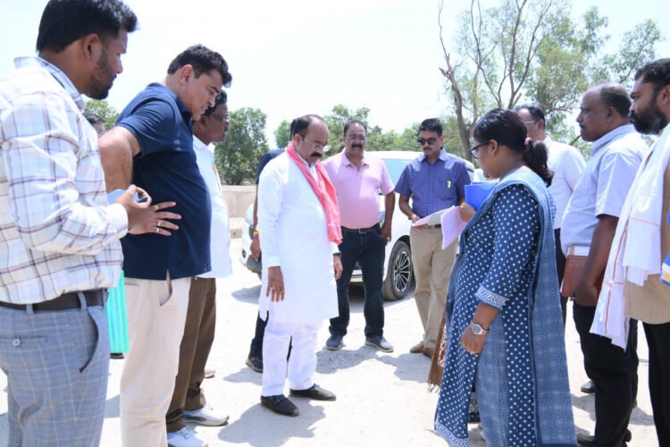 उप मुख्यमंत्री श्री अरुण साव के बस्तर प्रवास का दूसरा दिन : मिशन अमृत, राष्ट्रीय राजमार्ग और तालाब सौंदर्यीकरण कार्यों का किया निरीक्षण