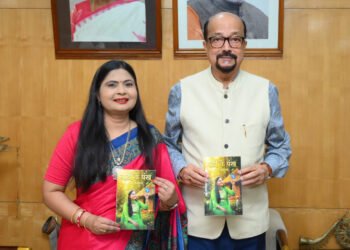 राज्यपाल श्री डेका से लेखिका श्रीमती अग्रवाल की पुस्तक का किया विमोचन