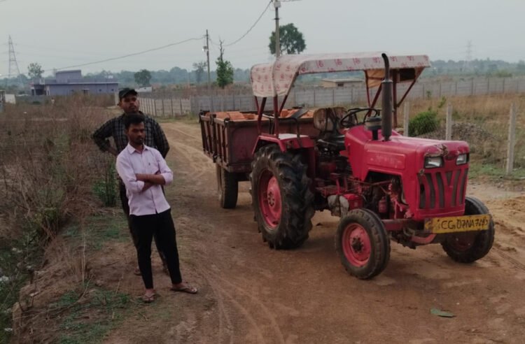 चैन माउंटेन और तीन ट्रैक्टर जब्त
