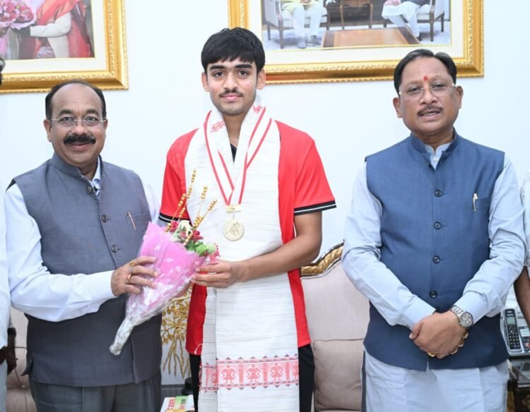 अंडर-18 एशिया कप विजेता हॉकी खिलाड़ी अवि मानिकपुरी ने मुख्यमंत्री श्री विष्णुदेव साय से की सौजन्य भेंट