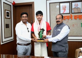 उप मुख्यमंत्री श्री अरुण साव से अंडर-18 एशिया कप विजेता हॉकी खिलाड़ी अवि मानिकपुरी ने की सौजन्य मुलाकात