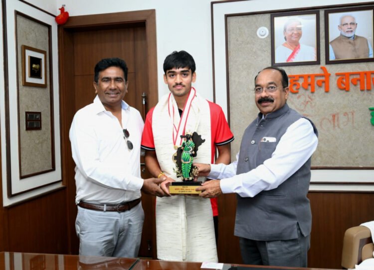 उप मुख्यमंत्री श्री अरुण साव से अंडर-18 एशिया कप विजेता हॉकी खिलाड़ी अवि मानिकपुरी ने की सौजन्य मुलाकात