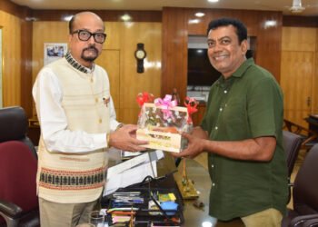 राज्यपाल श्री डेका को जगदलपुर के ट्री मैन ने भेंट की मियाजाकी आम