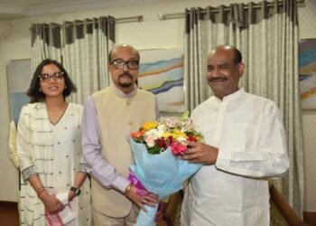 राज्यपाल श्री रमेन डेका ने किया लोकसभा अध्यक्ष श्री बिड़ला का आत्मीय स्वागत