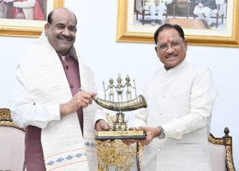 लोकसभा अध्यक्ष श्री ओम बिरला ने मुख्यमंत्री श्री विष्णु देव साय से की सौजन्य भेंट