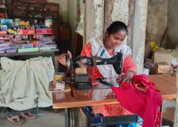 सिलाई कौशल ने बदली किशोरी लकड़ा की तकदीर, बनीं आत्मनिर्भरता की नई मिसाल