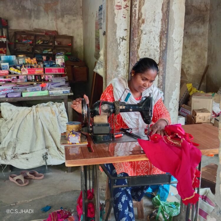 सिलाई कौशल ने बदली किशोरी लकड़ा की तकदीर, बनीं आत्मनिर्भरता की नई मिसाल
