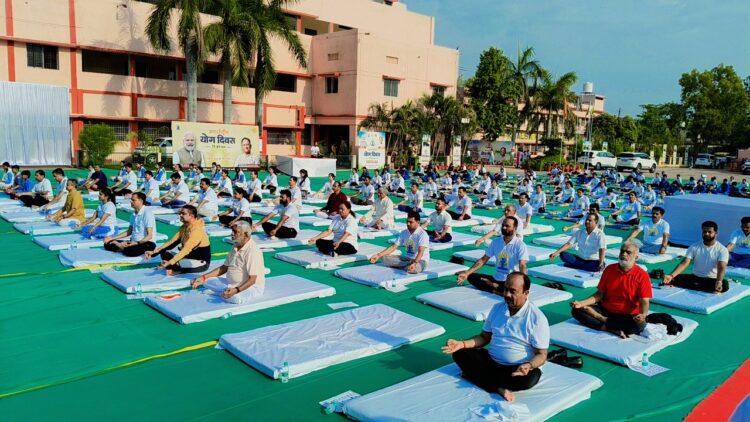 अच्छे शारीरिक और मानसिक स्वास्थ्य के लिए रोज करें योग – श्री अरुण साव
