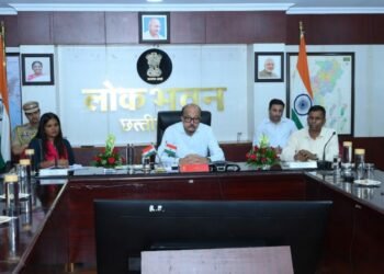 राज्यपाल श्री डेका ने सक्ती जिले के अधिकारियों से की चर्चा