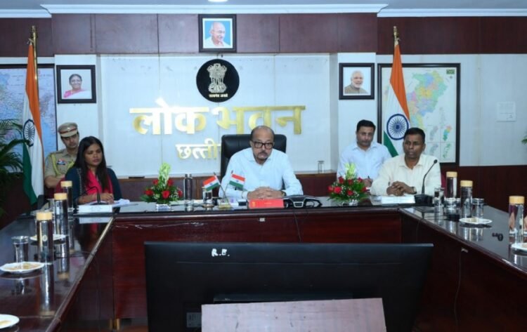 राज्यपाल श्री डेका ने सक्ती जिले के अधिकारियों से की चर्चा