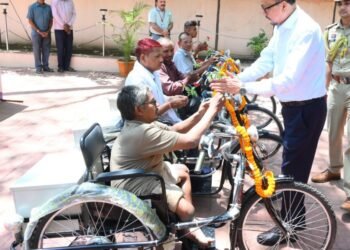 राज्यपाल ने दिव्यांग पुनर्वास केंद्र माना कैंप का किया अवलोकन