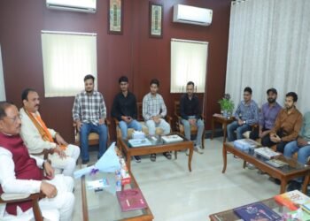 मुख्यमंत्री श्री विष्णुदेव साय ने यूपीएससी प्रारंभिक परीक्षा में सफल ट्राइबल यूथ हॉस्टल के विद्यार्थियों से की मुलाकात