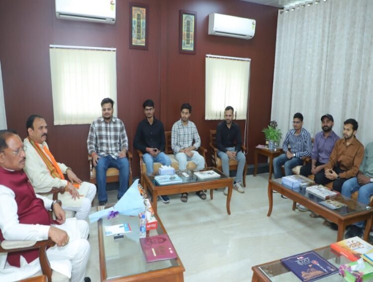 मुख्यमंत्री श्री विष्णुदेव साय ने यूपीएससी प्रारंभिक परीक्षा में सफल ट्राइबल यूथ हॉस्टल के विद्यार्थियों से की मुलाकात