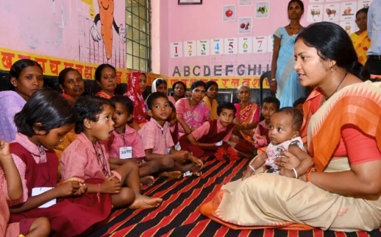 महिला एवं बाल विकास मंत्री श्रीमती लक्ष्मी राजवाड़े का सुकमा दौरा: बच्चों के बीच बैठकर पढ़ी एबीसीडी, महिला स्वावलंबन और पुनर्वास व्यवस्था का किया जमीनी निरीक्षण