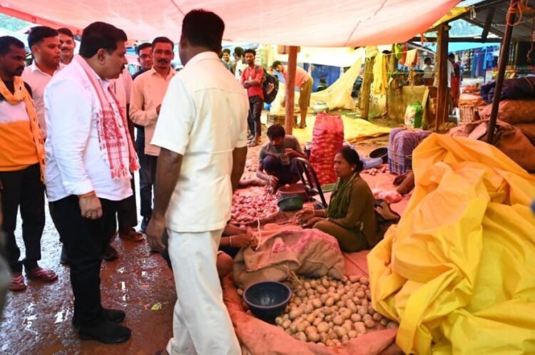 मर्दापाल के साप्ताहिक बाजार में अचानक पहुंचे उप मुख्यमंत्री श्री विजय शर्मा