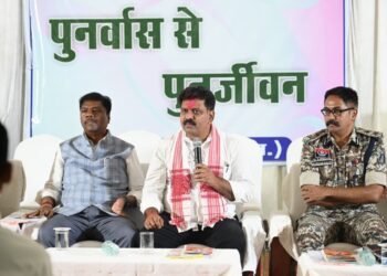 पुनर्वासित युवाओं से मिले उप मुख्यमंत्री विजय शर्मा और वन मंत्री केदार कश्यप