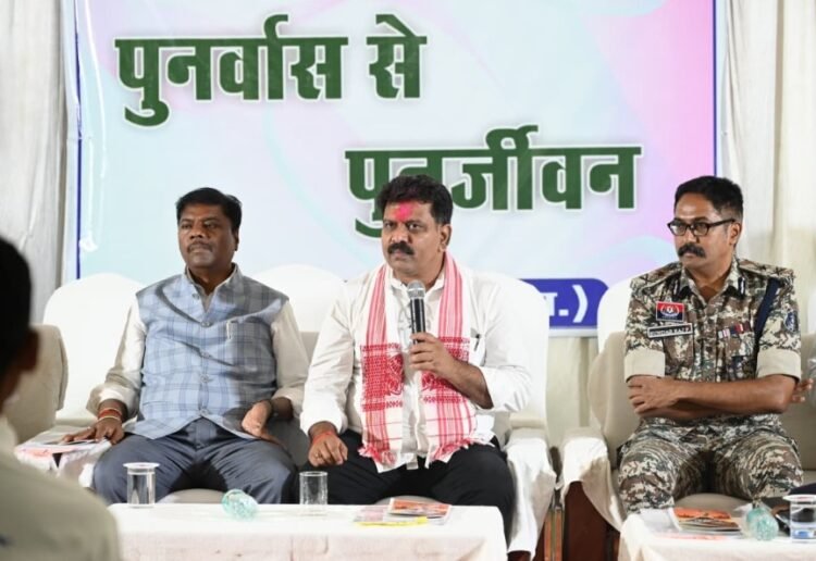 पुनर्वासित युवाओं से मिले उप मुख्यमंत्री विजय शर्मा और वन मंत्री केदार कश्यप