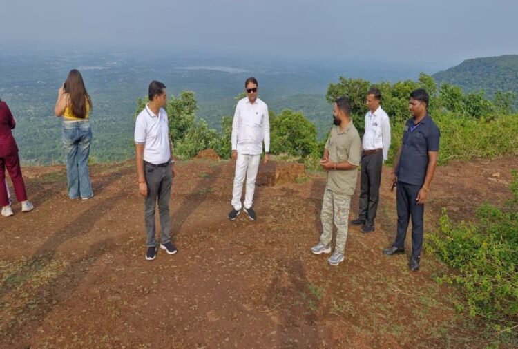 छत्तीसगढ़ पर्यटन मंडल के प्रबंध संचालक श्री विवेक आचार्य और अध्यक्ष श्री नीलू शर्मा ने प्रमुख पर्यटन स्थल राजमेरगढ़ का किया दौरा