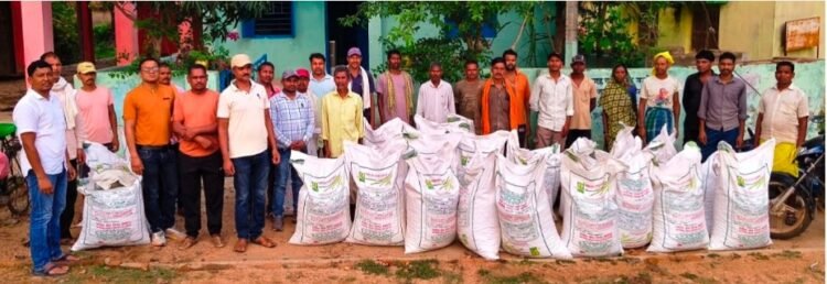 तिलहन उत्पादन बढ़ाने की दिशा में सशक्त पहल, कोटमीकला के किसानों को मिला उन्नत मूंगफली बीज