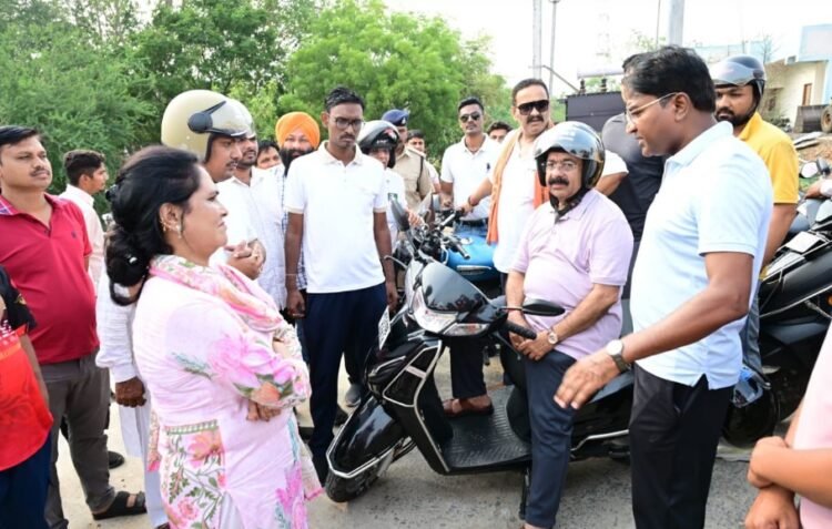 स्कूटी से शहर का निरीक्षण करने निकले उप मुख्यमंत्री श्री अरुण साव