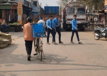 जनता सड़क पर परेशान, नेता श्रेय की राजनीति में व्यस्त