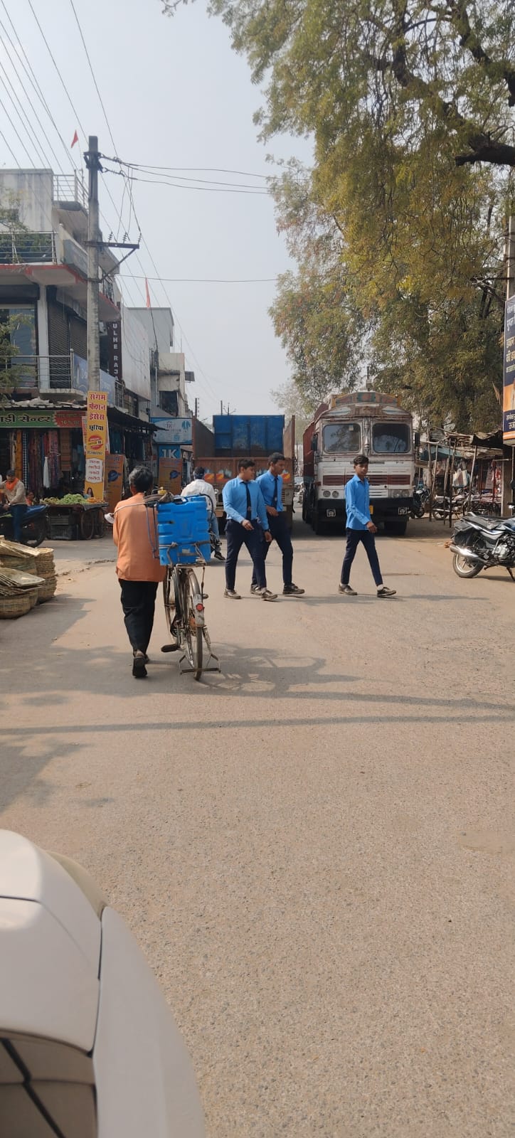 जनता सड़क पर परेशान, नेता श्रेय की राजनीति में व्यस्त