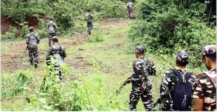 माओवादियों की खतरनाक तैयारी बेनकाब; जंगल से निकले बम, ग्रेनेड और राइफलें… खुफिया सूचना पर ताबड़तोड़ छापा