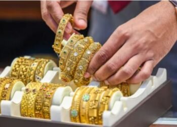 25 फीसदी सस्‍ता हो गया सोना, क्‍या अभी और टूटेगा गोल्‍ड रेट, एक्‍सपर्ट से जानिए