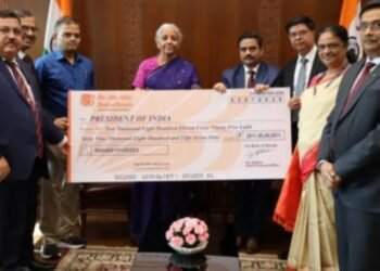सरकार को अचानक मिले ₹9,400 करोड़! वित्त मंत्री ने चेक के साथ खिंचाई फोटो, कहां से आया ये पैसा