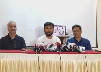 नीट पेपर लीक पर ‘कॉकरोच जनता पार्टी’ का प्रदर्शन, धर्मेंद्र प्रधान के इस्तीफे की मांग