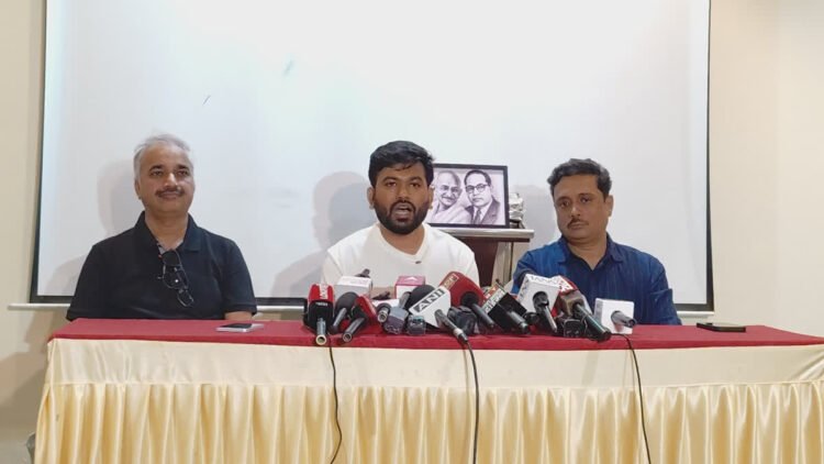 नीट पेपर लीक पर ‘कॉकरोच जनता पार्टी’ का प्रदर्शन, धर्मेंद्र प्रधान के इस्तीफे की मांग