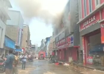 एमजी रोड के ऑटोमोबाइल शोरूम में भीषण आग, तीसरी मंजिल तक पहुंचीं लपटें